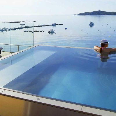 Piscine sur le toit baie de pinarellu hotel Le Pinarello à porto-vecchio en corse