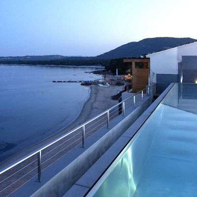 piscine sur le toit hôtel Le Pinarello en Corse