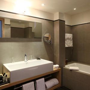 residence-suite-duplex-benedettu-hotel-spa-luxe-le-pinarello-corse-du-sud-salle-de-bain-baignoire