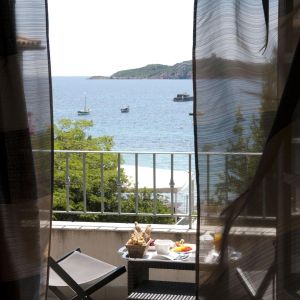 residence-suite-duplex-benedettu-hotel-spa-luxe-le-pinarello-corse-du-sud-terrasse-salon-exterieur-room-service