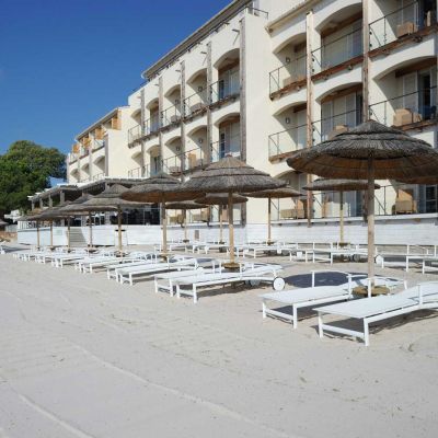 plage aménagée hôtel luxe en Corse du sud pinarello