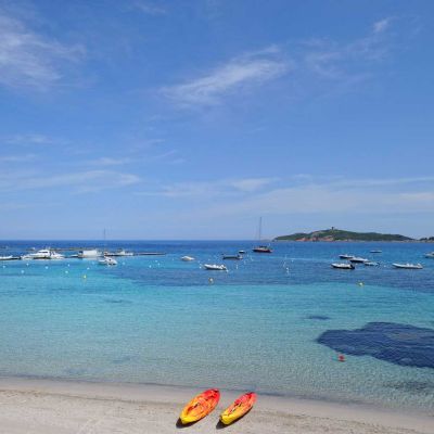 la plage de l'hôtel le pinarello en corse du sud