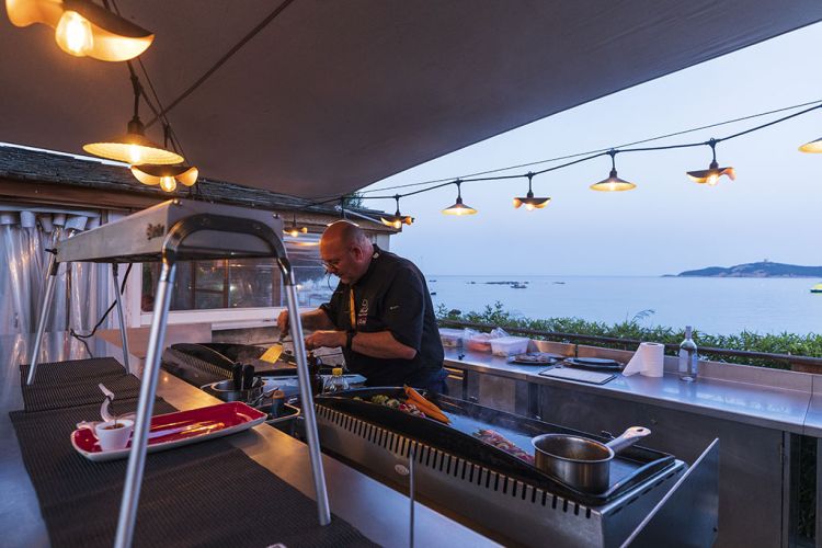 Terrasse face à la mer, une carte raffinée centrée sur le goût